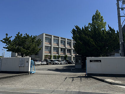 日根野小学校 700m