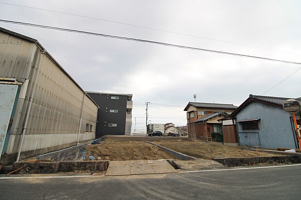 前面道路から見た宅地　