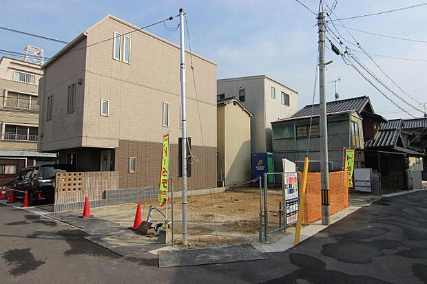 前面道路から見た宅地　