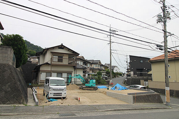 前面道から見た宅地　