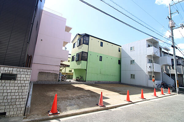 前面道路から見た宅地　