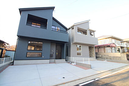 前面道路から見た外観