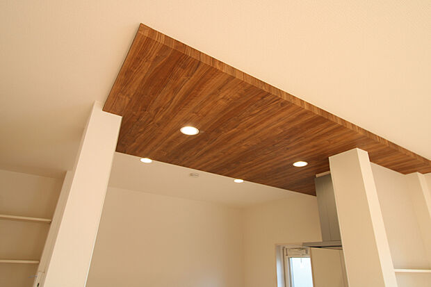 【ポップアップ天井】リビングとキッチンの空間の区別化に!折上天井含めて、天井の高低差でメリハリを演出!