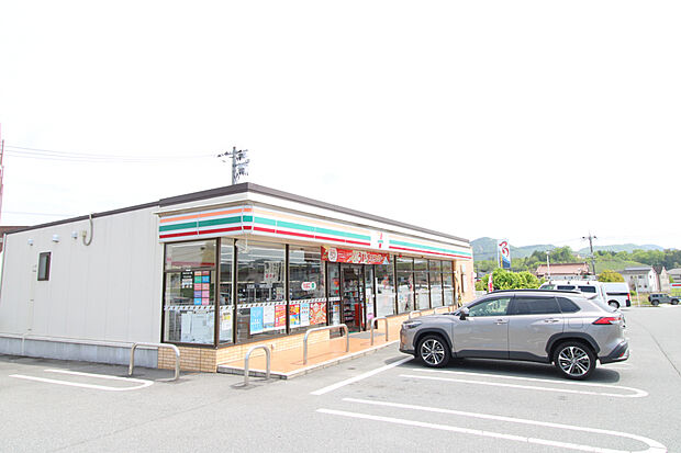 セブンイレブン東広島西条東子店(約700m)