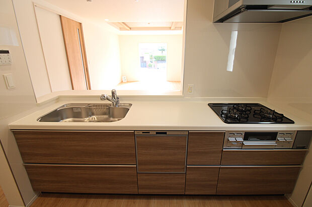【キッチン】キッチンには、同時調理可能な【3口ガスコンロ】、家事の時間短縮に便利な【食洗器】と機能が充実です!