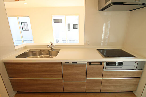 【キッチン】キッチンには、火を使わないので安全に調理可能な【IHクッキングヒーター】、家事の時間短縮に便利な【食洗機】と機能が充実です!