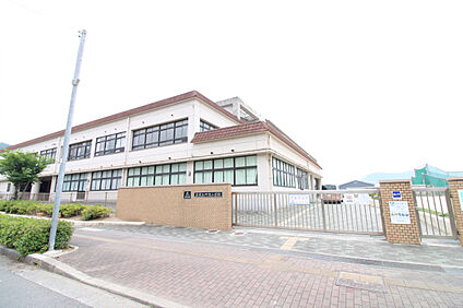 阿賀小学校 87m