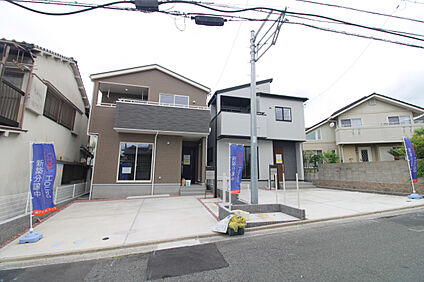 前面道路から見た外観