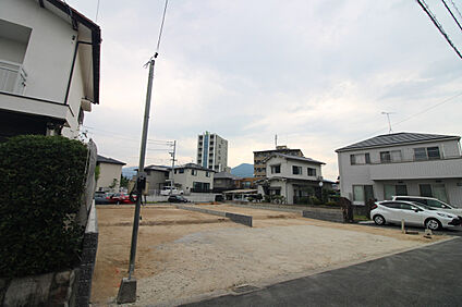 前面道路から見た外観