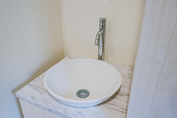 【4号棟:玄関　手洗い器】帰宅後すぐに手洗いができます。