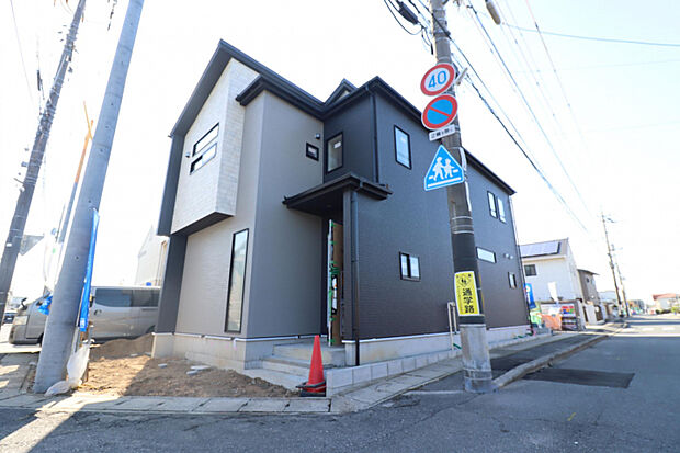 (1)号棟外観 穏やかな暮らしが叶う北区平田エリアに全3棟の新築戸建が誕生。全棟、2台分(車種による)のカースペースを確保し、豊かなカーライフも満喫できます。