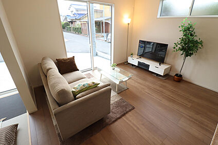 【LDK/1号棟】モデル家具設置中！