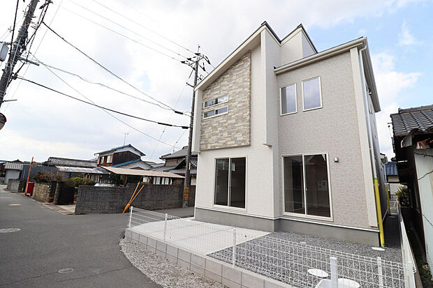 【【2号棟/外観写真】】全居室2面採光以上＆吹抜けを採用した2号棟。各居室のほか、水回りや玄関、階段など、室内随所に窓を配置し、光と風を取り込みやすい設計に。