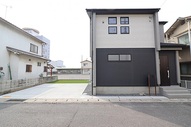 【【外観写真】】限定1棟・南区当新田エリア!敷地面積約45.74坪、庭付き「4LDK」の住まいです。国道2号線・30号線へのカーアクセス◎JR宇野線「備前西市」駅まで徒歩20分の立地です。