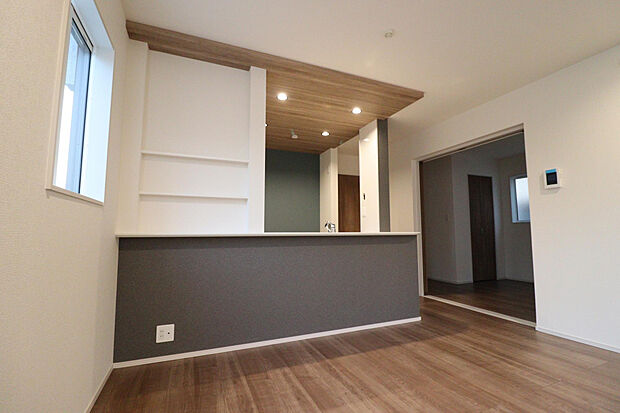 【【対面式キッチンカウンター】】キッチン横には5.25帖の洋室を配置しています。キッチンから目が届きやすく、お子さまのプレイスペースやお昼寝スペースにも重宝しそうです。