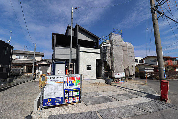 【【外観写真:左(1)号棟/右(2)号棟】】南道路に面した全2棟!土地面積44坪超、「3~4LDK」のオール電化住宅。全居室2面採光&インナーバルコニー付きで、心地よい風を感じられる明るい住まいです。