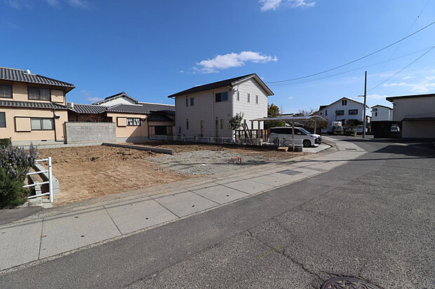 【【現地写真】】左(1)号棟・右(2)号棟　★前面道路約7.4m公道★