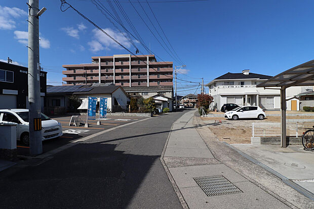 【【現地写真】】左(1)号棟・右(2)号棟　★前面道路約7.4m公道★
