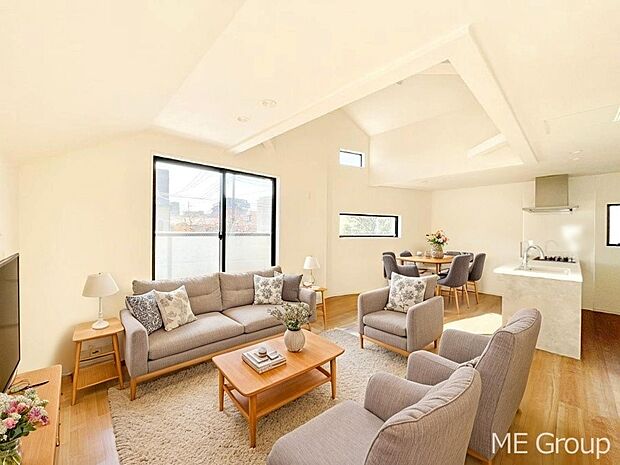 ご家族の賑やかな話し声で包まれる明るいリビング ※家具はCGです