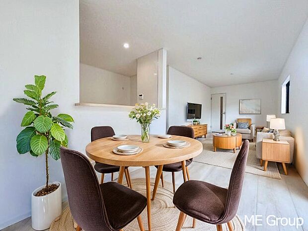 ご家族の賑やかな話し声で包まれる明るいリビング ※家具はCGです