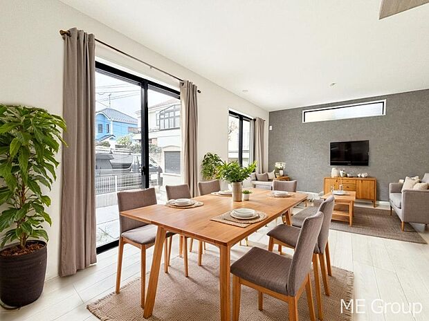 ご家族の賑やかな話し声で包まれる明るいリビング ※家具はCGです