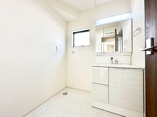 清潔感ある洗面化粧室で朝の身支度も快適