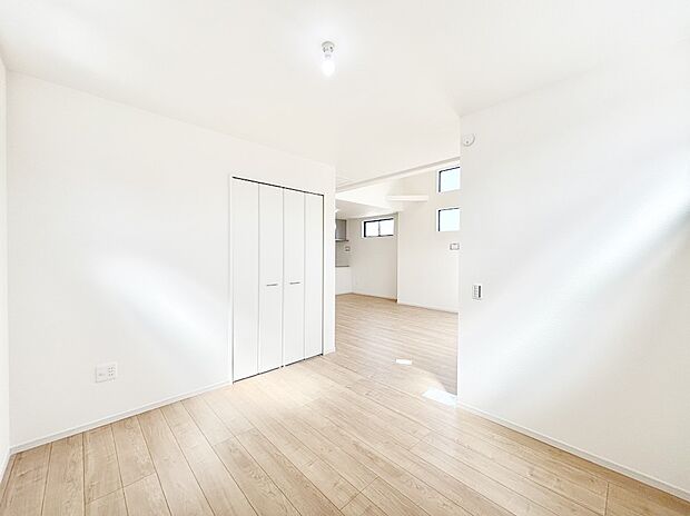 家族の笑顔が自然と生まれてくる、そんな雰囲気のダイニングに仕上がっています。