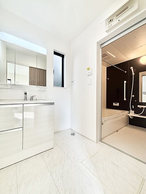 清潔感ある洗面化粧室で朝の身支度も快適