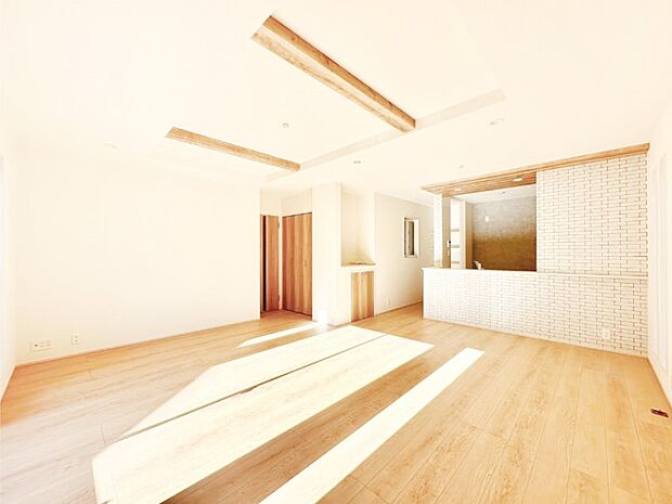 家族の笑顔が自然と生まれてくる、そんな雰囲気のダイニングに仕上がっています。