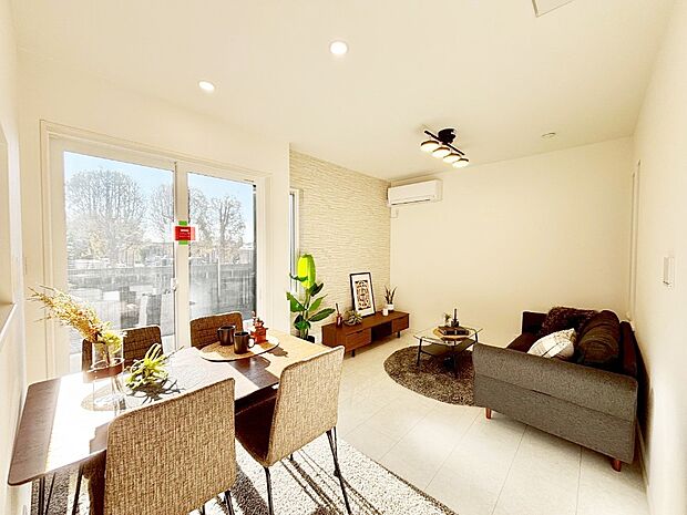 大きな窓からたっぷりの陽光と風を感じられるリビング※家具はCGです