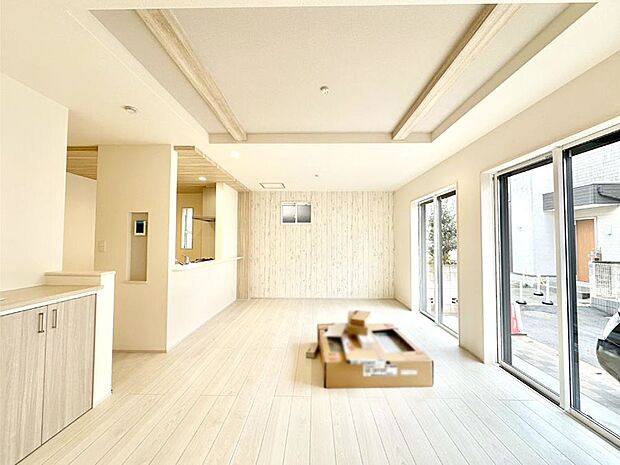 大きな窓からたっぷりの陽光と風を感じられるリビング  