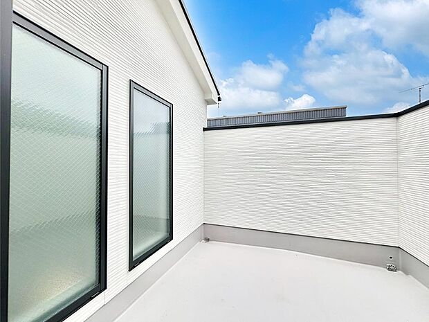 ゆったりバルコニーだから沢山お洗濯ものを干せます