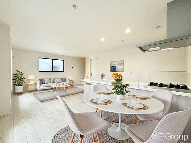 家族の和やかな会話が聞こえてきそう。開放感のあるリビングです。※家具はCGです  