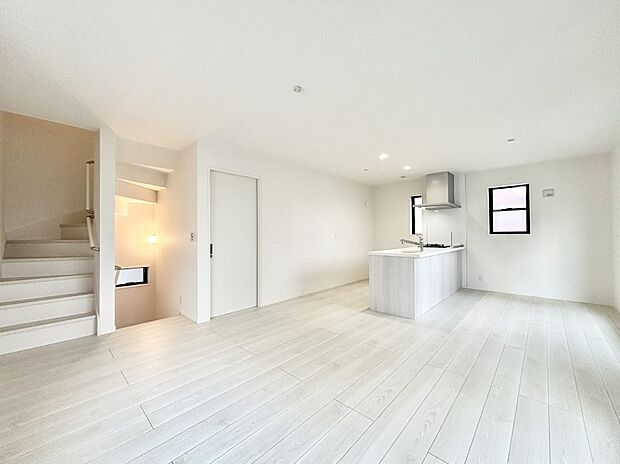 「ただいま」「おかえり」家族とのコミュニケーションが深まるリビングイン階段があります。 