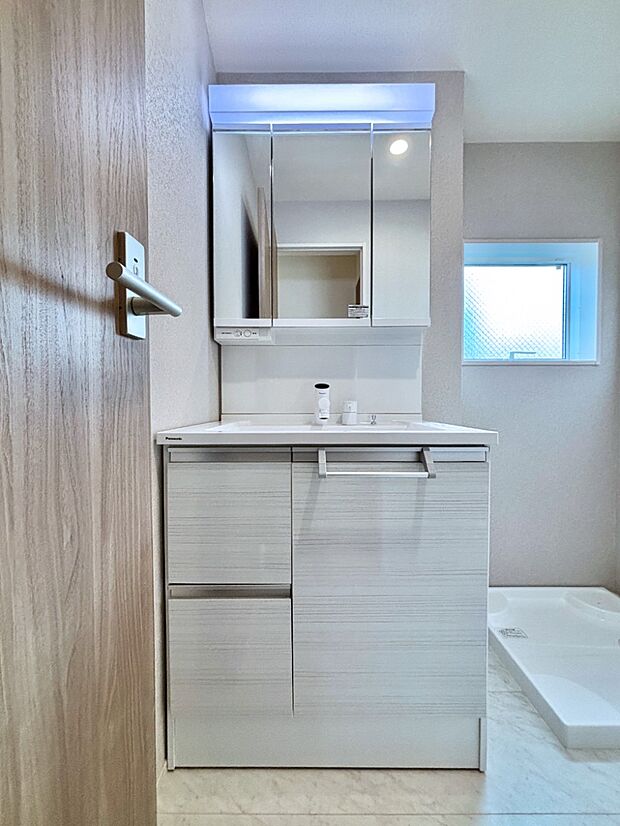 大きく見やすい三面鏡で清潔感ある洗面台は、身だしなみチェックや肌のお手入れにおすすめです。 