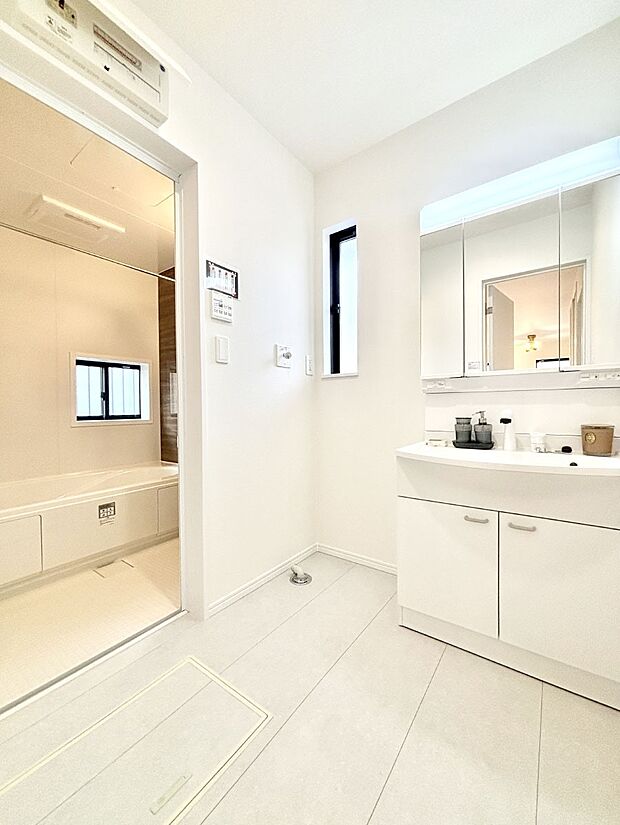 清潔感のある快適空間です。毎日の身支度も気持ち良くお使い頂けます。