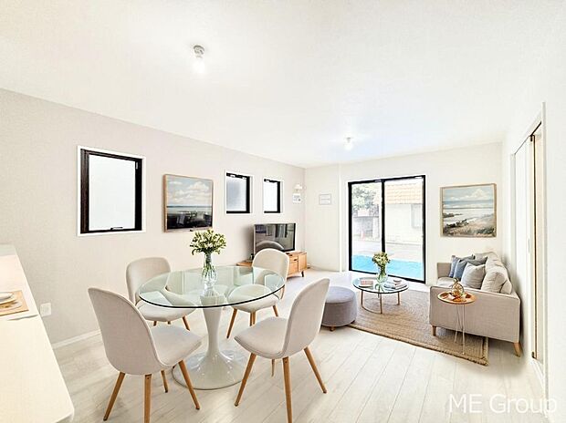 ご家族の賑やかな話し声で包まれる明るいリビング  ※家具はCGです