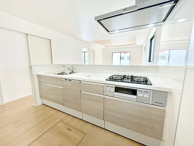 リビングで遊ぶお子様を見守りながらお料理ができる対面キッチン。  