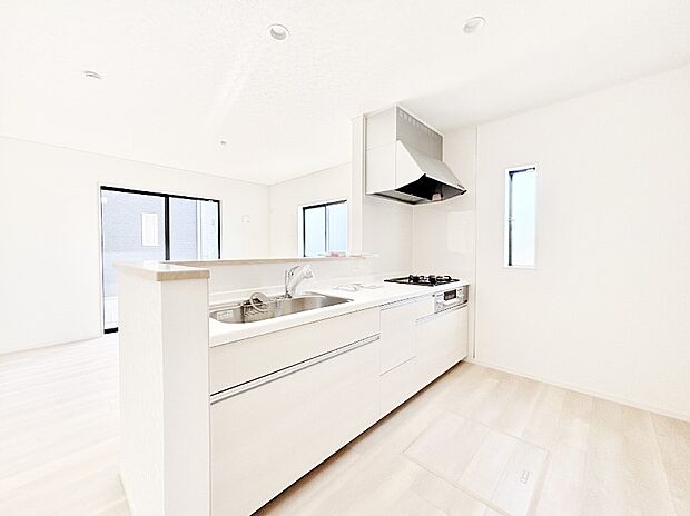 ご家族の会話弾む対面キッチン。お料理中のパパママもご家族と過ごす時間が増えそう！