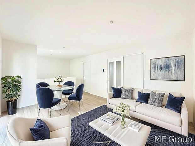 ご家族の賑やかな話し声で包まれる明るいリビング ※家具はCGです