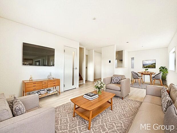 ご家族の賑やかな話し声で包まれる明るいリビング ※家具はCGです