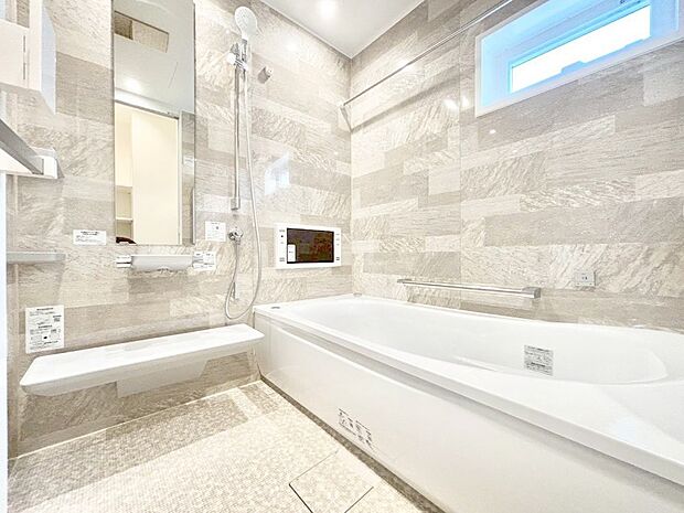 オシャレなデザインのバスルームで気分も上がりますね