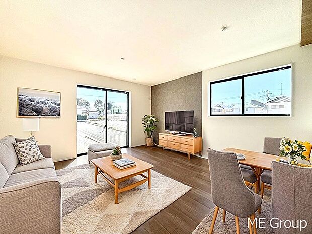 ご家族の賑やかな話し声で包まれる明るいリビング ※家具はCGです