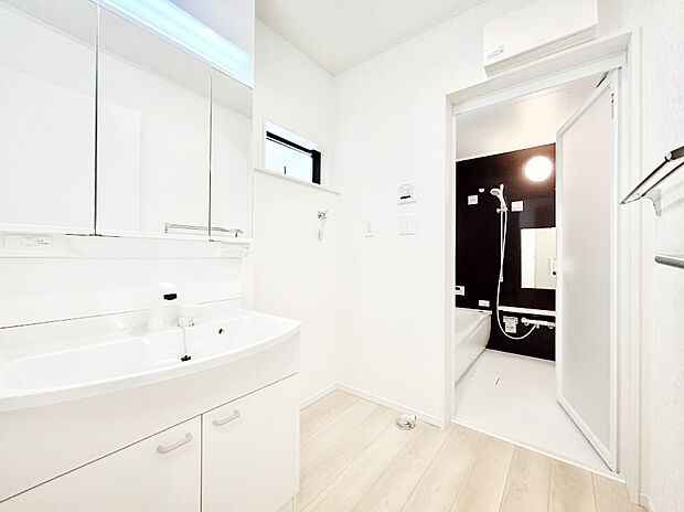 清潔感ある洗面化粧室で朝の身支度も快適