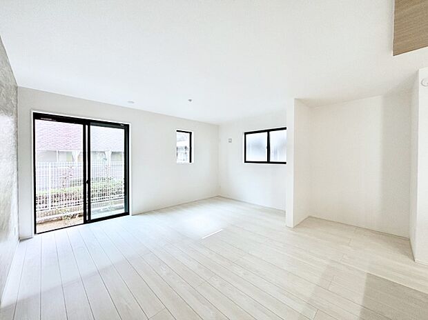 大きな窓からたっぷりの陽光と風を感じられるリビング  