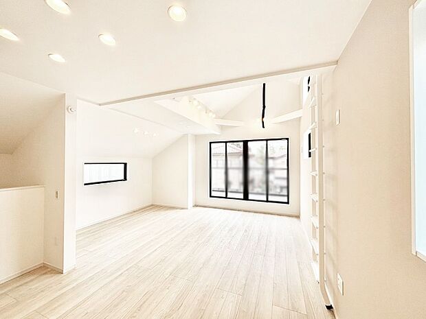 日当たりのいい２階リビングはプライベート性も高く落ち着いて暮らせます