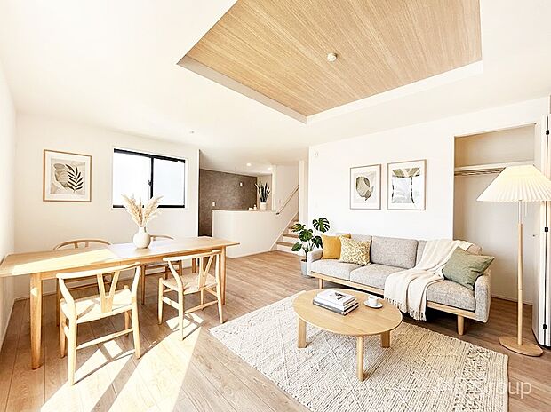 家族の和やかな会話が聞こえてきそう。開放感のあるリビングです。※家具はCGです  