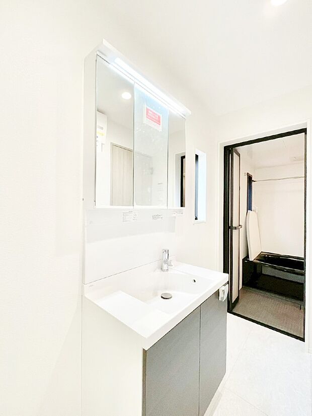 三面鏡キャビネット・シャワー付き洗面化粧台で忙しい朝の身支度もスムーズに!