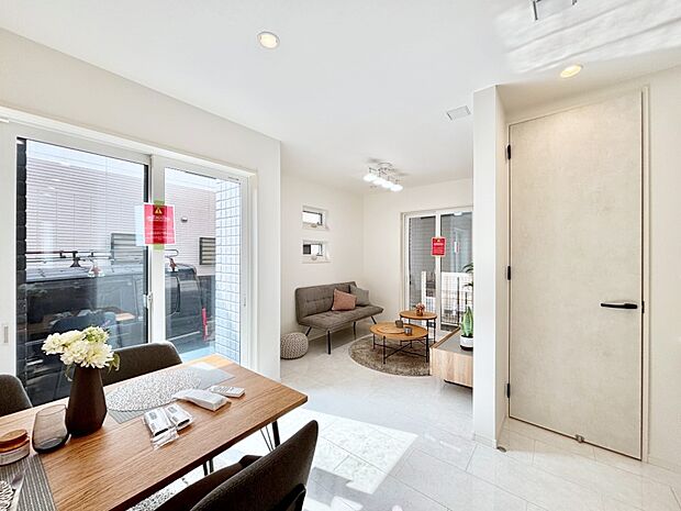 日当たりのいいリビングでゆったりとしたティータイムを! お気に入りのグリーンを飾れば更に心地よさがアップ!