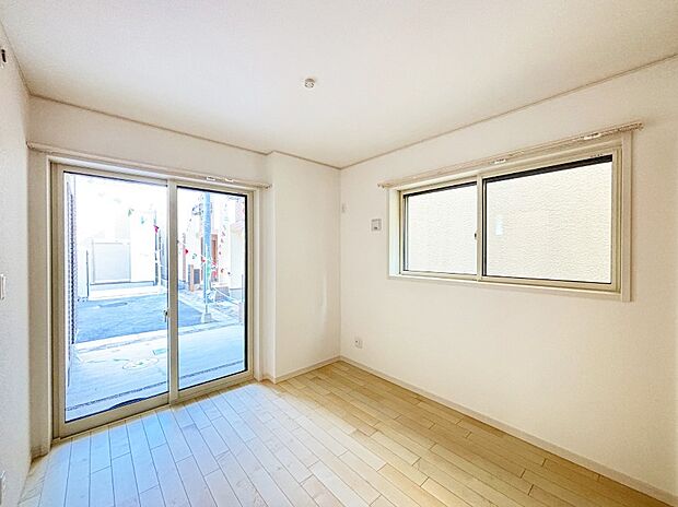 【子供部屋】1階5.4帖の洋室。日当たりの良い部屋は気持ちがいいですね!